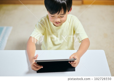 在平板電腦上觀看視頻的小學生 102726550