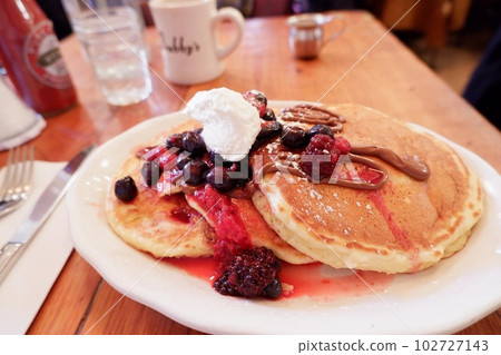 高檔咖啡館的漿果煎餅 102727143