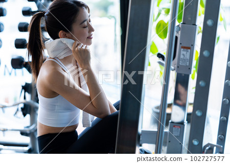 年輕女子在健身房訓練 102727577
