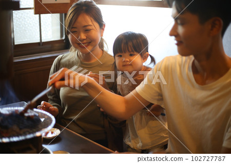 父母和孩子在烤肉店吃飯 102727787