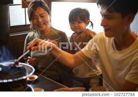 父母和孩子在烤肉店吃飯 102727788