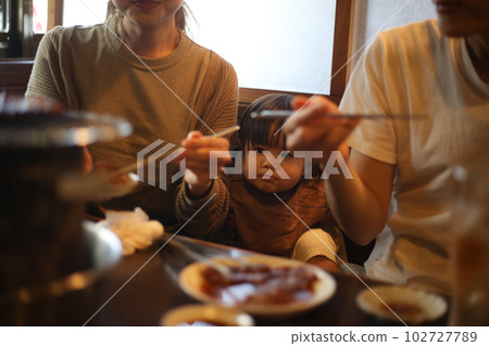 父母和孩子在烤肉店吃飯 父母和孩子在烤肉店吃飯 102727789