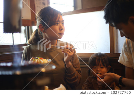 父母和孩子在烤肉店吃飯 102727790