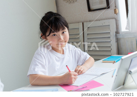 使用平板電腦做作業的小學生 使用平板電腦做作業的小學生 102727921