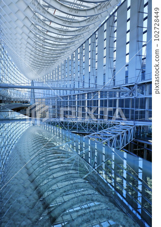 Photographing beautiful architectural beauty at the Tokyo International Forum 102728449