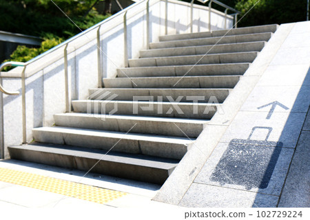 帶有斜坡的樓梯，可在側面攜帶行李（韓國） 102729224