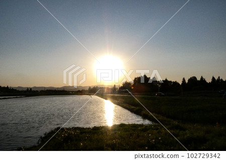 照片 灌水準備插秧 夕陽西下倒映在水鏡稻田 水鏡稻田準備插秧 照片 灌水準備插秧 夕陽西下倒映在水鏡稻田 水鏡稻田準備插秧 102729342