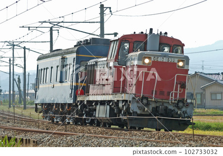 Hokuriku Main Line West Takaoka - Takaoka JR West DE10-1532 (Toyama) + Maya 34-2005 (Kyoto) 102733032