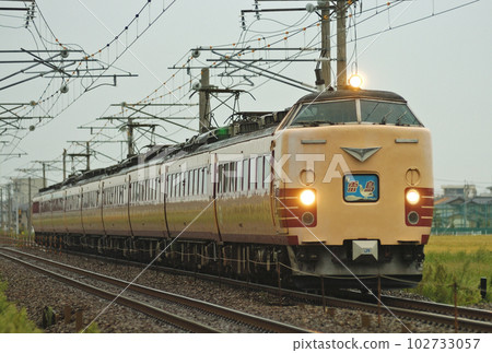 北陸本線三河加賀笠間 JR 西日本 485 系 A01 編隊（金澤）雷鳥 102733057