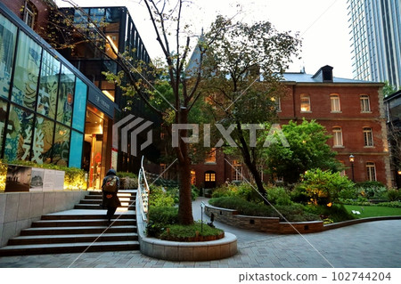 Marunouchi Mitsubishi Museum in the evening 102744204