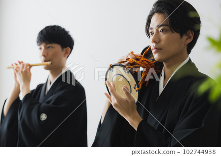 有鳳頭的袴、日本傳統樂器、手鼓、shinobue 有鳳頭的袴、日本傳統樂器、手鼓、shinobue 102744938
