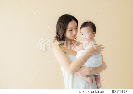 一位抱著嬰兒的母親 102744974