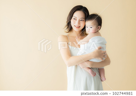 一位抱著嬰兒的母親 一位抱著嬰兒的母親 102744981