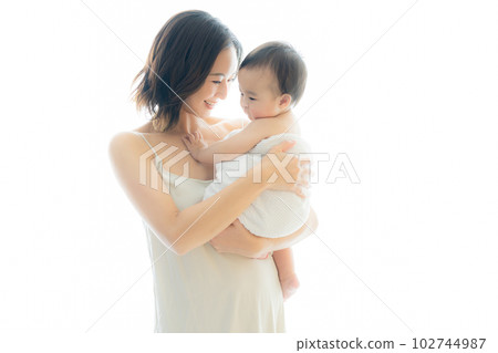 一位抱著嬰兒的母親 一位抱著嬰兒的母親 102744987