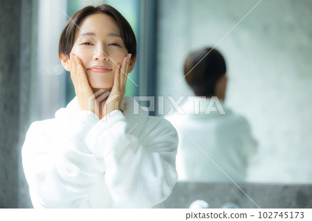 A woman relaxing in the bath 102745173