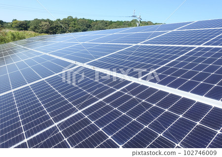 太陽能電池板在清澈的藍天下排成一列 太陽能電池板在清澈的藍天下排成一列 102746009