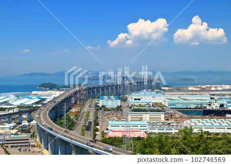 [香川縣]從松辻山展望台看到的瀨戶大橋和盤王工業區 102746569