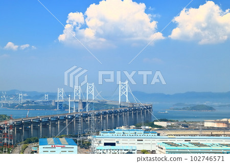 [香川縣]從松辻山展望台看到的瀨戶大橋和盤王工業區 102746571