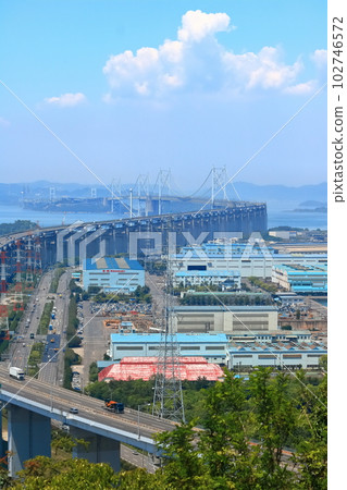 [香川縣]從松辻山展望台看到的瀨戶大橋和盤王工業區 102746572