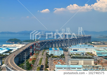 [香川縣]從松辻山展望台看到的瀨戶大橋和盤王工業區 102746575