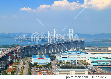 [香川縣]從松辻山展望台看到的瀨戶大橋和盤王工業區 102746576