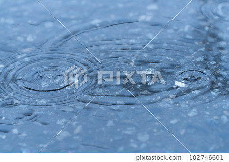 雨和水坑 雨和水坑 102746601