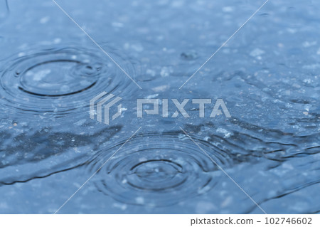 雨和水坑 雨和水坑 102746602