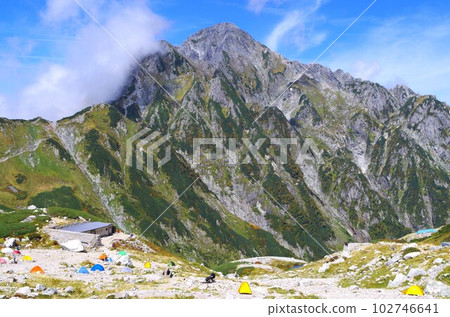 Tsurugizawa Camp in clear autumn weather and Mt. Tsurugi in autumn colors 102746641
