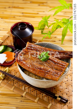 鰻 丼 鰻 丼 102747185