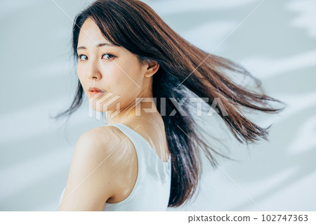 女人的頭髮飄揚 102747363