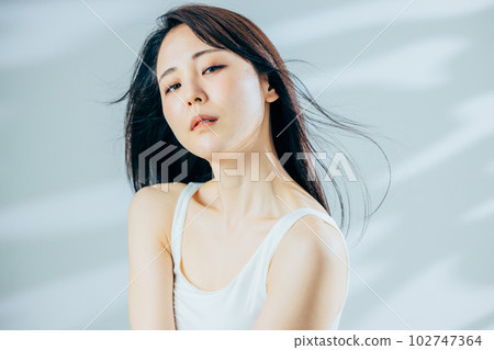 女人的頭髮飄揚 102747364