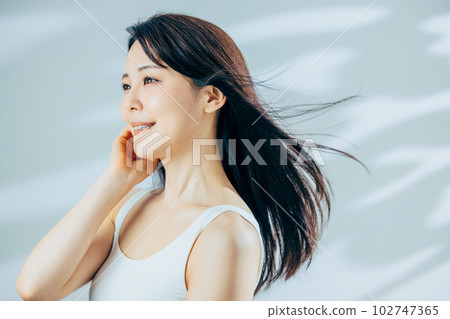 女人的頭髮飄揚 102747365