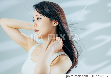 女人的頭髮飄揚 102747367