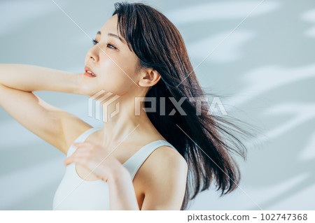 Woman's hair fluttering Woman's hair fluttering 102747368