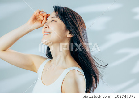 女人的頭髮飄揚 102747373
