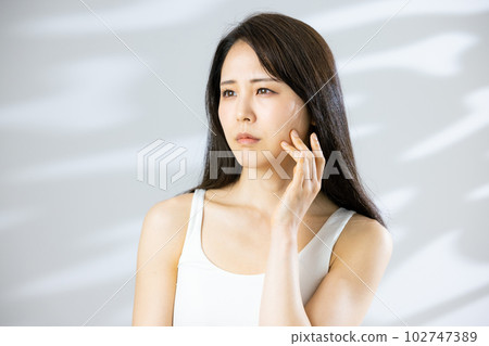 女性皮膚問題 102747389