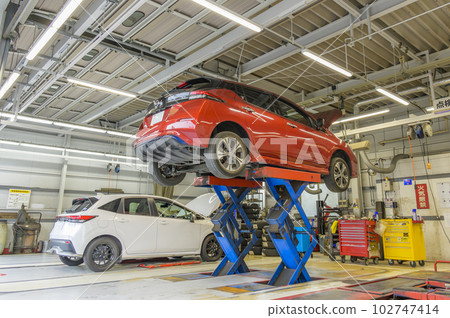 汽車修理廠 - 車輛在升降機上 102747414