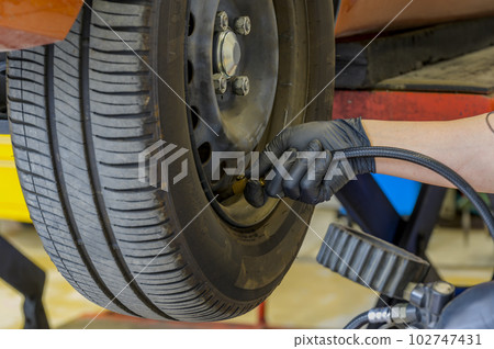 汽車修理廠 - 檢查輪胎壓力 汽車修理廠 - 檢查輪胎壓力 102747431