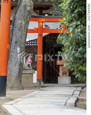 和果稻荷神社的鳥居門和守護狐狸 和果稻荷神社的鳥居門和守護狐狸 102748486
