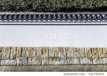 有瓦屋頂的灰泥牆 102748942