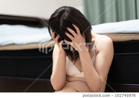 坐在內衣裡的女人 102748976
