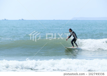 A man who enjoys surfing 102749336
