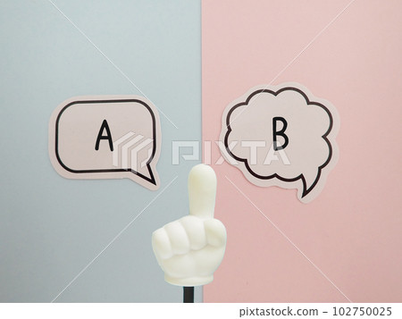 氣球中的字母 A 和 B,選擇 A 或 B,中間的指點桿 氣球中的字母 A 和 B,選擇 A 或 B,中間的指點桿 102750025
