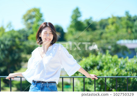 沐浴在戶外光線中的女人 102750329