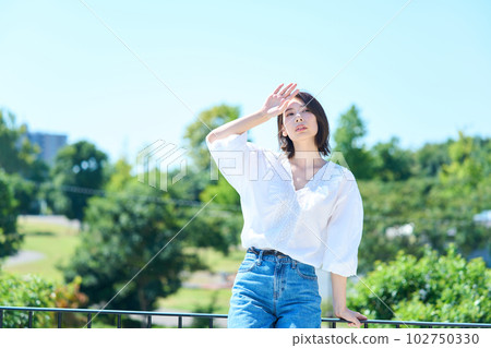 沐浴在戶外光線中的女人 102750330