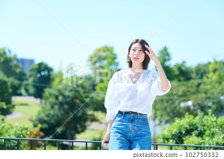沐浴在戶外光線中的女人 102750332