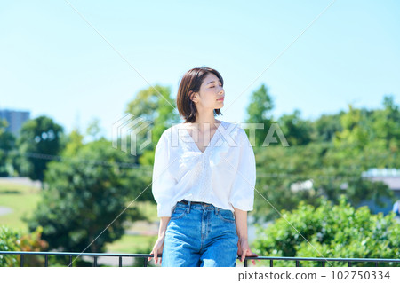 沐浴在戶外光線中的女人 102750334