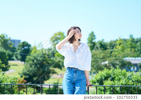 沐浴在戶外光線中的女人 102750335