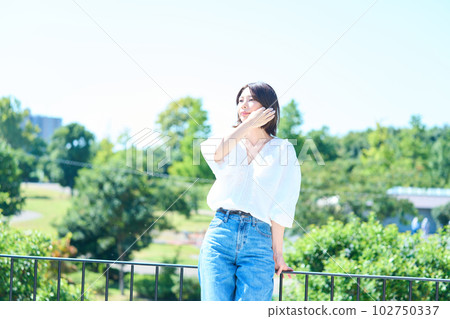 沐浴在戶外光線中的女人 102750337