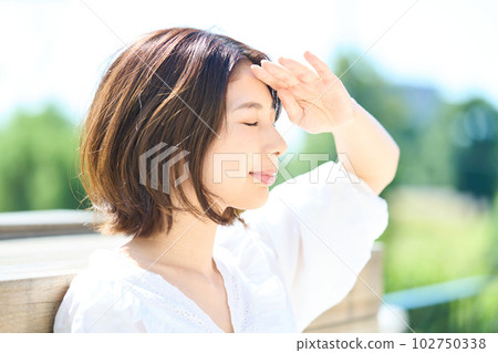 沐浴在戶外光線中的女人 沐浴在戶外光線中的女人 102750338